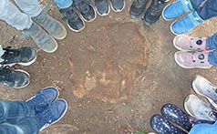 cgs_kinder-am-baumstumpf-crop-u1310971.jpg